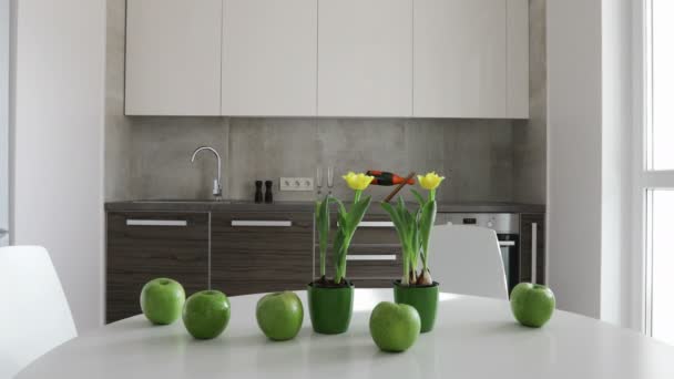 4 k. interiér moderní kuchyně ve skandinávském stylu. Panoramatický pohled pohybu s jablky a květiny.