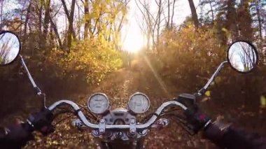 4 k. Amazing motosiklet binmek doğru günbatımı altın ormanlık yolda sonbahar, binici geniş bakış açısı. Klasik cruiser/helikopter sonsuza kadar! 