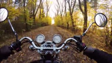 4 k. Amazing motosiklet binmek doğru günbatımı altın ormanlık yolda sonbahar, binici geniş bakış açısı. Klasik cruiser/helikopter sonsuza kadar! 
