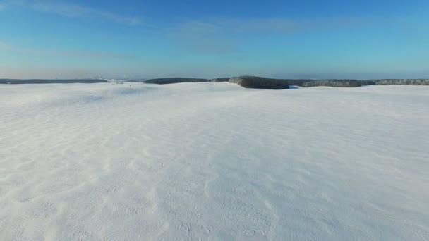 4K. Bajo vuelo sobre campos de nieve en invierno, vista panorámica aérea (desierto de nieve ) — Vídeos de Stock