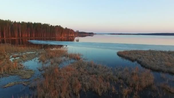 4k. Tiefflug über wild gefrorenem See im Winter bei Sonnenuntergang, Luftaufnahme. — Stockvideo
