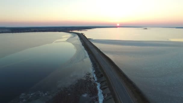4 k. uçuş yol günbatımı, hava görünümünde kışın donmuş göl üzerinde. — Stok video
