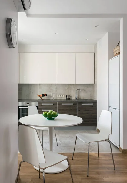 Einrichtung einer modernen Küche in einer skandinavischen Wohnung. — Stockfoto