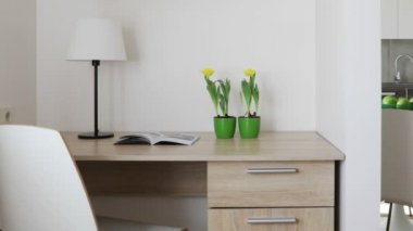 Mutfak ve işyeri ile İskandinav tarzında modern daire iç. Hareket panoramik.