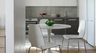 Mutfak ve işyeri ile İskandinav tarzında modern daire iç. Hareket panoramik.