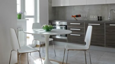 İskandinav tarzı yeni dairede modern mutfak iç. Hareket panoramik.