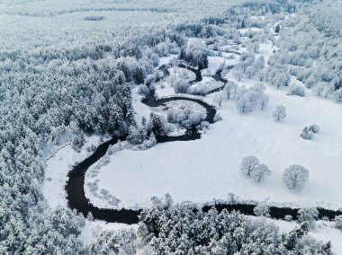 İnanılmaz vahşi Nehir donmuş ormanda. Gerçekten snowly kış kuzeyde. Havadan panoramik görünümü. 