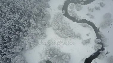 4 k. uçuş bulutlar ve donmuş ormanda vahşi sarma Nehri üzerinde. SnowLy kış kuzeyde. Havadan panoramik görünümü. 