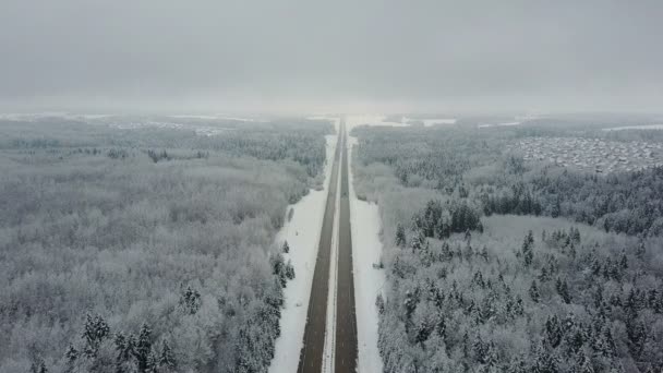 Camino Bosque Invierno Congelado Con Coches Conducción Vista Panorámica Aérea — Vídeos de Stock
