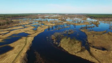 4 k. uçuş erken baharda, havadan panoramik görünümü sular altında mavi nehir üzerinde.