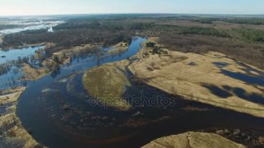 4 k. uçuş erken baharda, havadan panoramik görünümü sular altında mavi nehir üzerinde.
