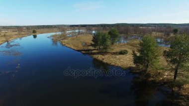 4 k. düşük uçuş ve erken baharda, havadan panoramik görünümü sular altında mavi nehir üzerinde kalkış.