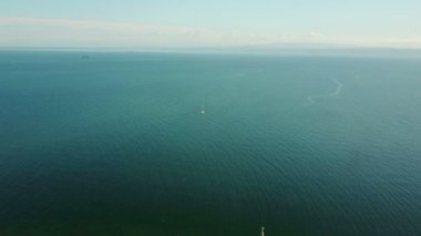 4 k derleme Video. Eski şehirde Piran sabah, Tartini Meydanı, St. George's Parish Kilisesi, marina ve eski evlerin çatıları ile havadan görünümü üzerinde uçuş. 