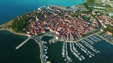 4 k derleme Video. Uçuş tarihi kent Izola Slovenya, hava panoramik marina batımında üzerinde. Adriyatik Denizi kıyısında. Istria Yarımadası.