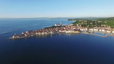 4 k derleme Video. Eski şehir Slovenya Piran eski evleri, St. George's Parish Kilisesi, Tartini Meydanı, kale ve deniz ile panoramik manzaraya günbatımı, hava üzerinde uçuş. 