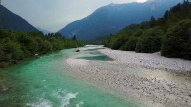4 k derleme Video. Uçuş ve kalkış gün batımında Slovenya Soca Nehri Vadisi üzerinde. Julian Alps, Bovec bölge.