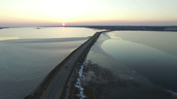 Vídeo Compilação Voo Sobre Estrada Lago Congelado Início Primavera Pôr — Vídeo de Stock