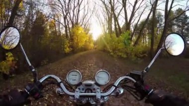 4 k derleme Video. Şaşırtıcı motosiklet binmek altın günbatımı doğru fantastik orman yolu, geniş bakış açısı binici. Klasik cruiser/helikopter sonsuza kadar! 