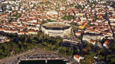 4 bin. Pula 'daki Roma amfitiyatrosunun havadan görünüşü. Istria, Hırvatistan, Avrupa.