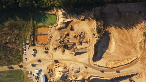Aerial View Large Sand Quarry Working Process Heavy Machinery Sorting — ストック動画