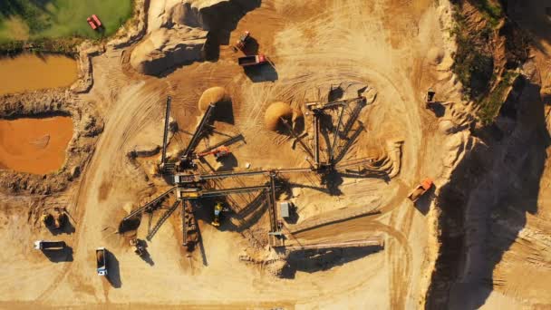 Luftaufnahme Eines Großen Sandsteinbruchs Arbeitsprozess Mit Schweren Maschinen Sortierband Planierraupen — Stockvideo