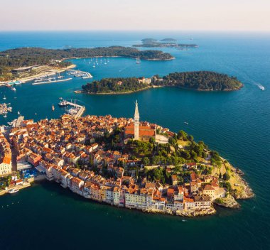 Gün batımında güzel Rovinj. Hava fotoğrafı. Hırvatistan 'ın eski Rovinj kenti.