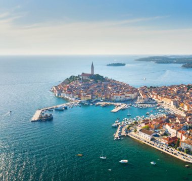 Gün batımında güzel Rovinj. Hava fotoğrafı. Hırvatistan 'ın eski Rovinj kenti.