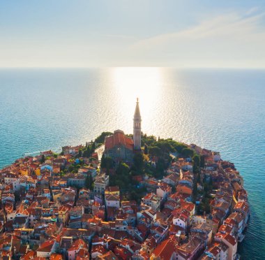 Gün batımında güzel Rovinj. Eski Rovinj kasabasının akşam fotoğrafı..