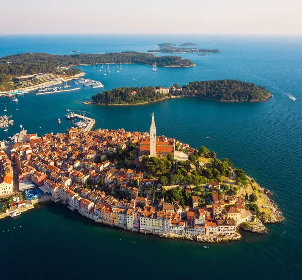 Gün batımında güzel Rovinj. Hava fotoğrafı. Hırvatistan 'ın eski Rovinj kenti. — Stok fotoğraf