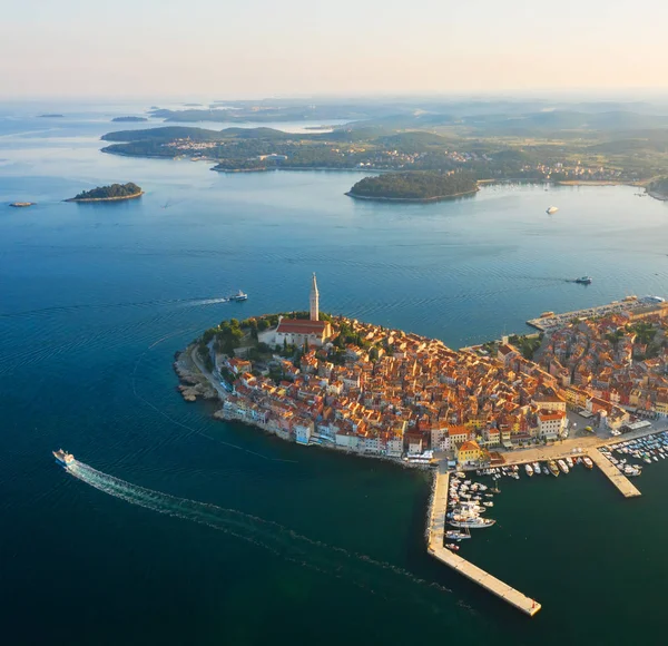 Piękny Rovinj o wschodzie słońca. Zdjęcie lotnicze. Stare miasto Rovinj, Chorwacja. — Zdjęcie stockowe