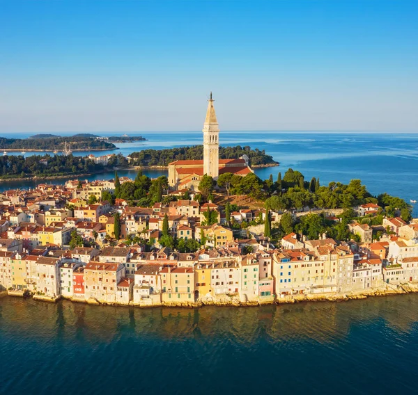 Güneş doğarken güzel Rovinj. Sabah hava fotoğrafı. Eski Rovinj kasabası. — Stok fotoğraf