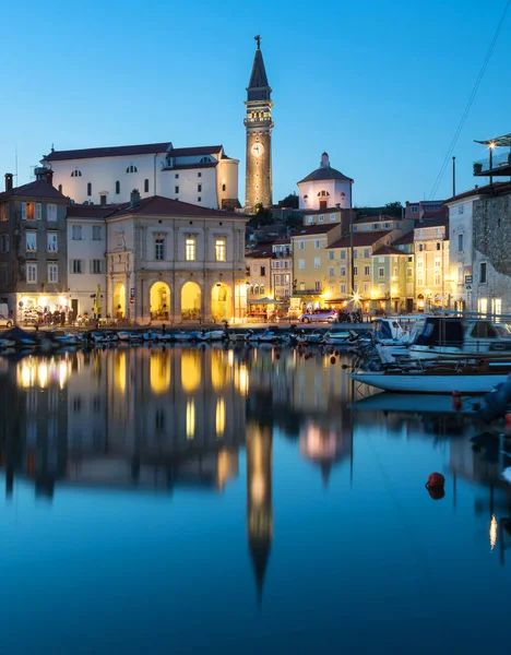 Slovenya 'daki eski şehir Piran' ın gece manzarası. Tartini Meydanı ile güzel şehir manzarası. — Stok fotoğraf