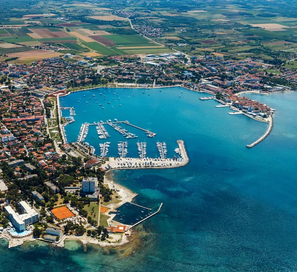 Hırvatistan 'ın eski sahil kenti Umag, hava manzaralı. Istria, Avrupa. — Stok fotoğraf