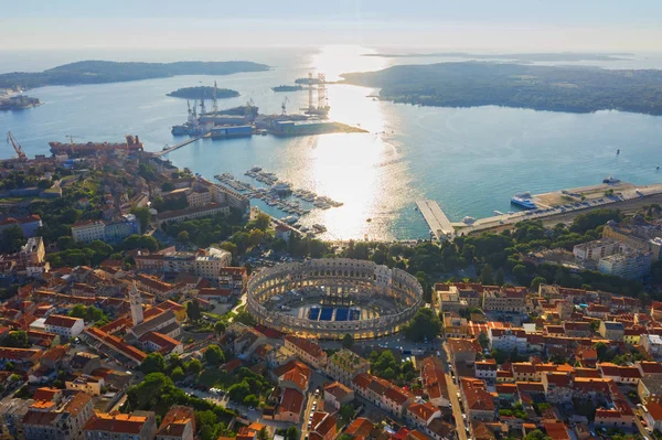 Luchtfoto van Pula in Kroatië met Romeins amfitheater, jachthaven en haven bij zonsondergang. Istrië, Europa Stockfoto