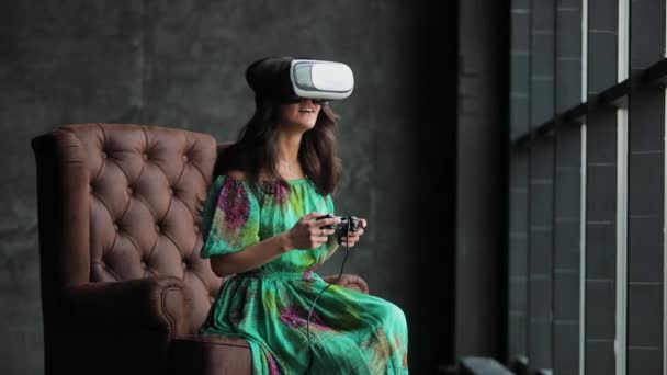 Vrouw in Vr headset gaming — Stockvideo