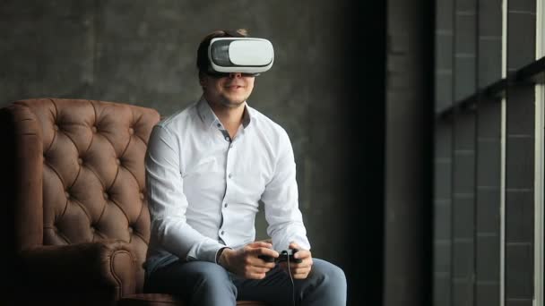 Mann spielt in Virtual-Reality-Brille . — Stockvideo