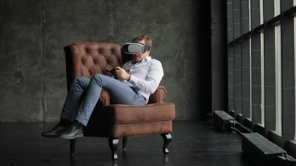 Homem jogando em óculos de realidade virtual  . — Vídeo de Stock