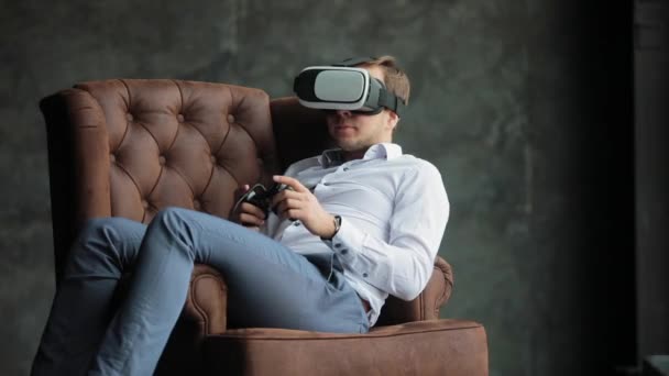 Hombre jugando en gafas de realidad virtual  . — Vídeos de Stock