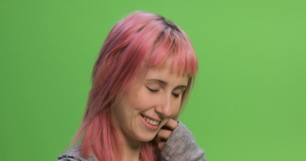 Kvinnan ler mot kameran på chromakey — Stockvideo