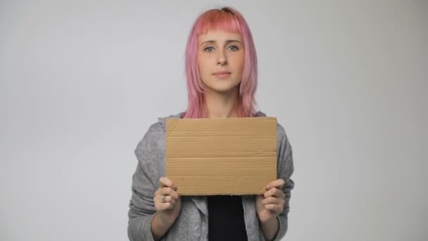 Žena hospodářství prázdné cardbaord nápis — Stock video
