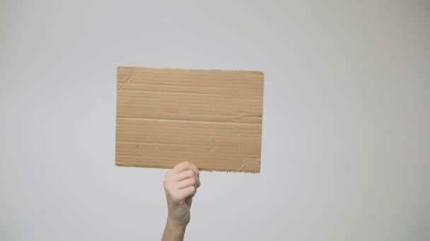 Holding blank cardbaord banner — Stock Video