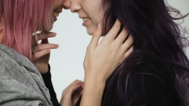 Pareja lesbianas mujeres besándose — Vídeo de stock