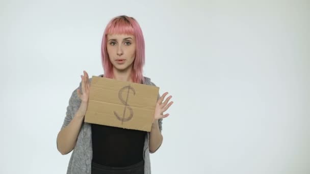 Girl is holding a sign with a dollar sign — Stock Video