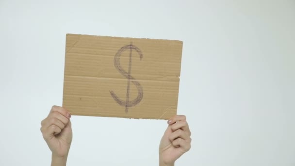 Τα χέρια κρατώντας μια πινακίδα με ένα σύμβολο δολαρίου — Αρχείο Βίντεο