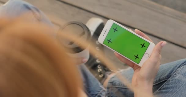 Vrouw met smartphone met groen scherm. — Stockvideo