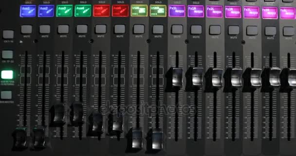 Consola de mezcla con pantalla — Vídeo de stock