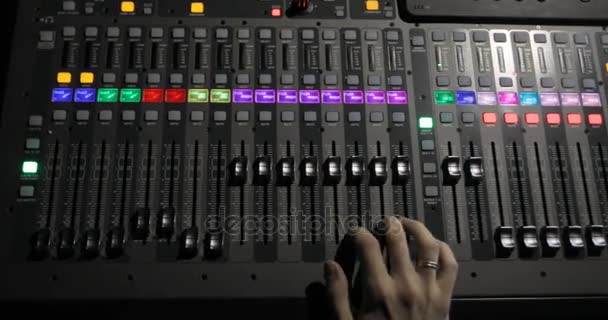 Hand op Mixing console met scherm — Stockvideo