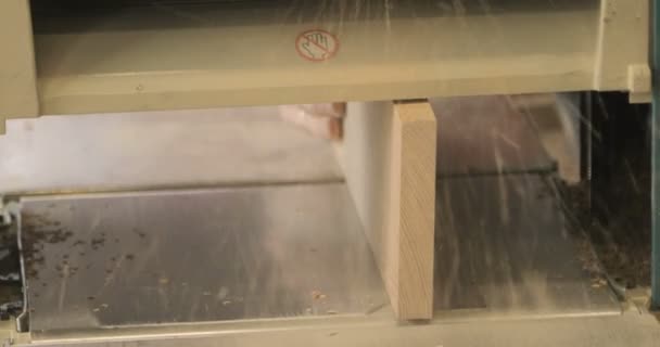Gros plan sur la machine à bois, dans un atelier de menuiserie privé 