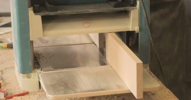 Gros plan sur la machine à bois, dans un atelier de menuiserie privé 