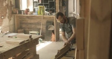 adam kesme tahtaları elektrik ile gördüm, bir doğrama Atölyesi